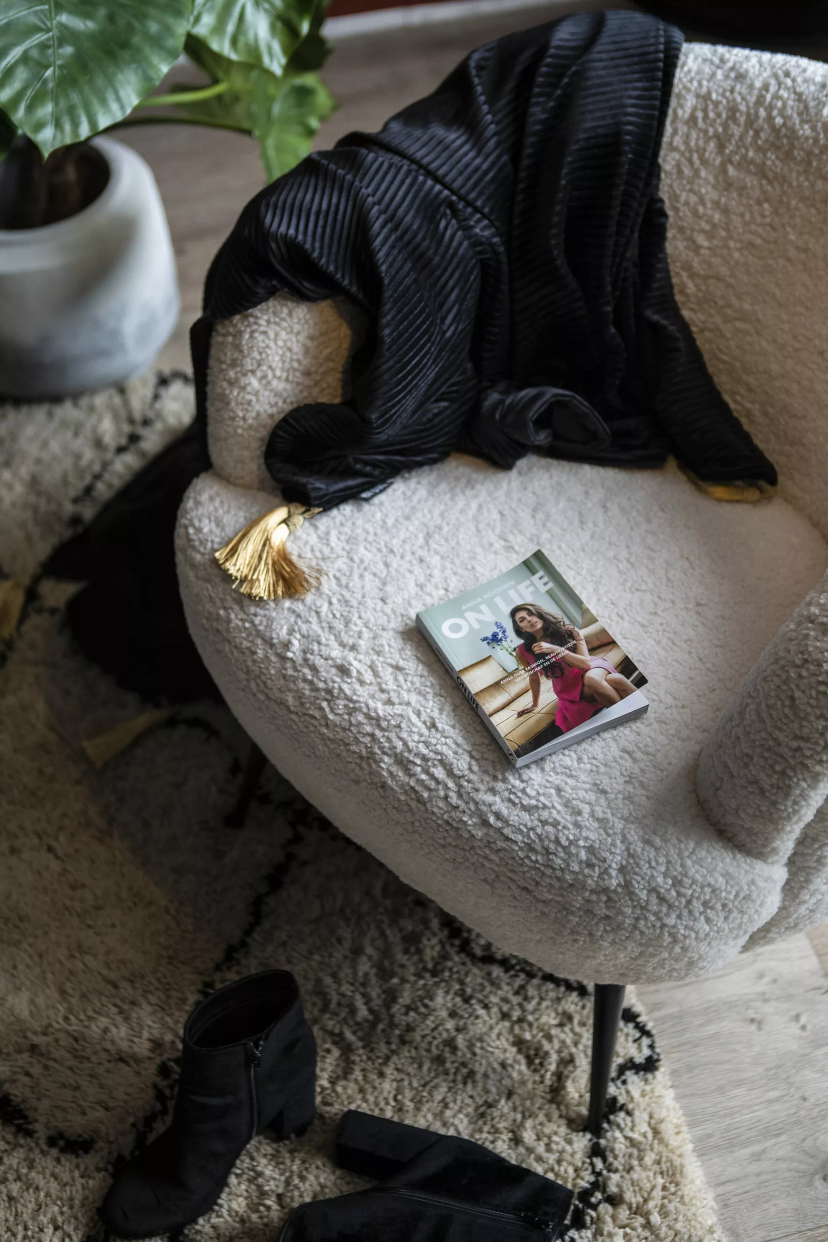 BY-BOO Royalty Musta Samettitorkkupeitto 2 BY-BOO Royalty Musta Samettitorkkupeitto - Image 2