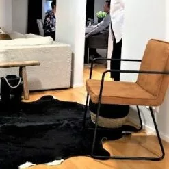 Charly Käsinojallinen Tuoli, Konjakki 5 Charly Käsinojallinen Tuoli, Konjakki -Keittiö myymälä IMG 4304 2 1