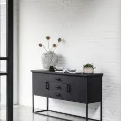 Timeless Puinen Senkki, Musta 9 Timeless Puinen Senkki, Musta -Keittiö myymälä bt 438123 sideboard beam no2 sfeer 1